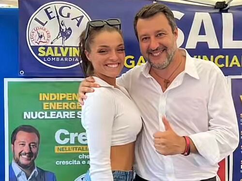 "Insieme per una foto...". E la fidanzata di Blanco viene "massacrata"