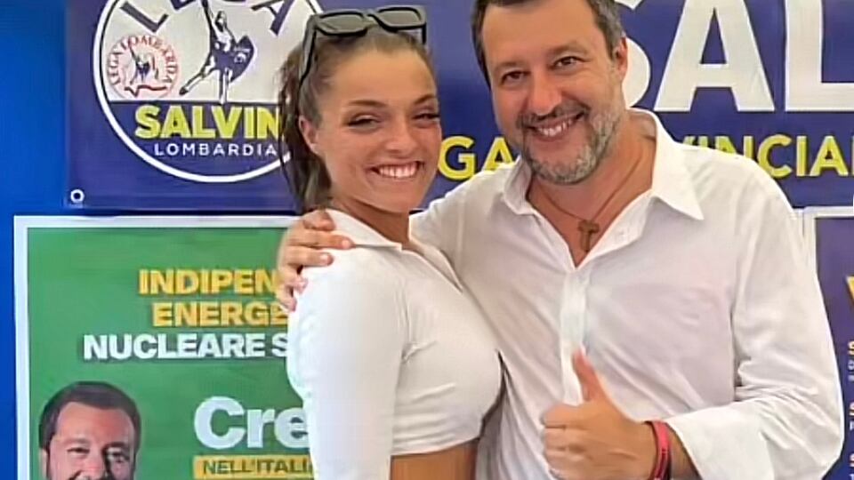 "Insieme per una foto...". E la fidanzata di Blanco viene "massacrata"