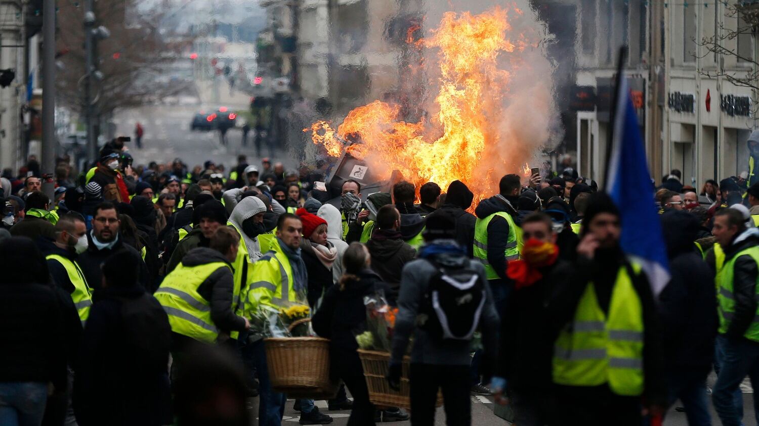Gilet gialli, 84mila sfilano in tutta la Francia. Numeri in crescita, violenze in diminuzione