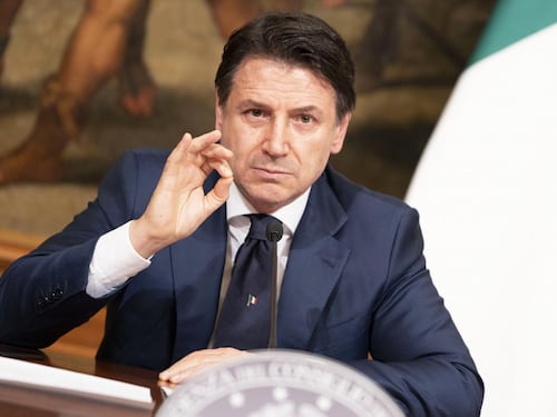 Gel, mascherine, ossigeno: gli "acquisti" egoisti di Conte
