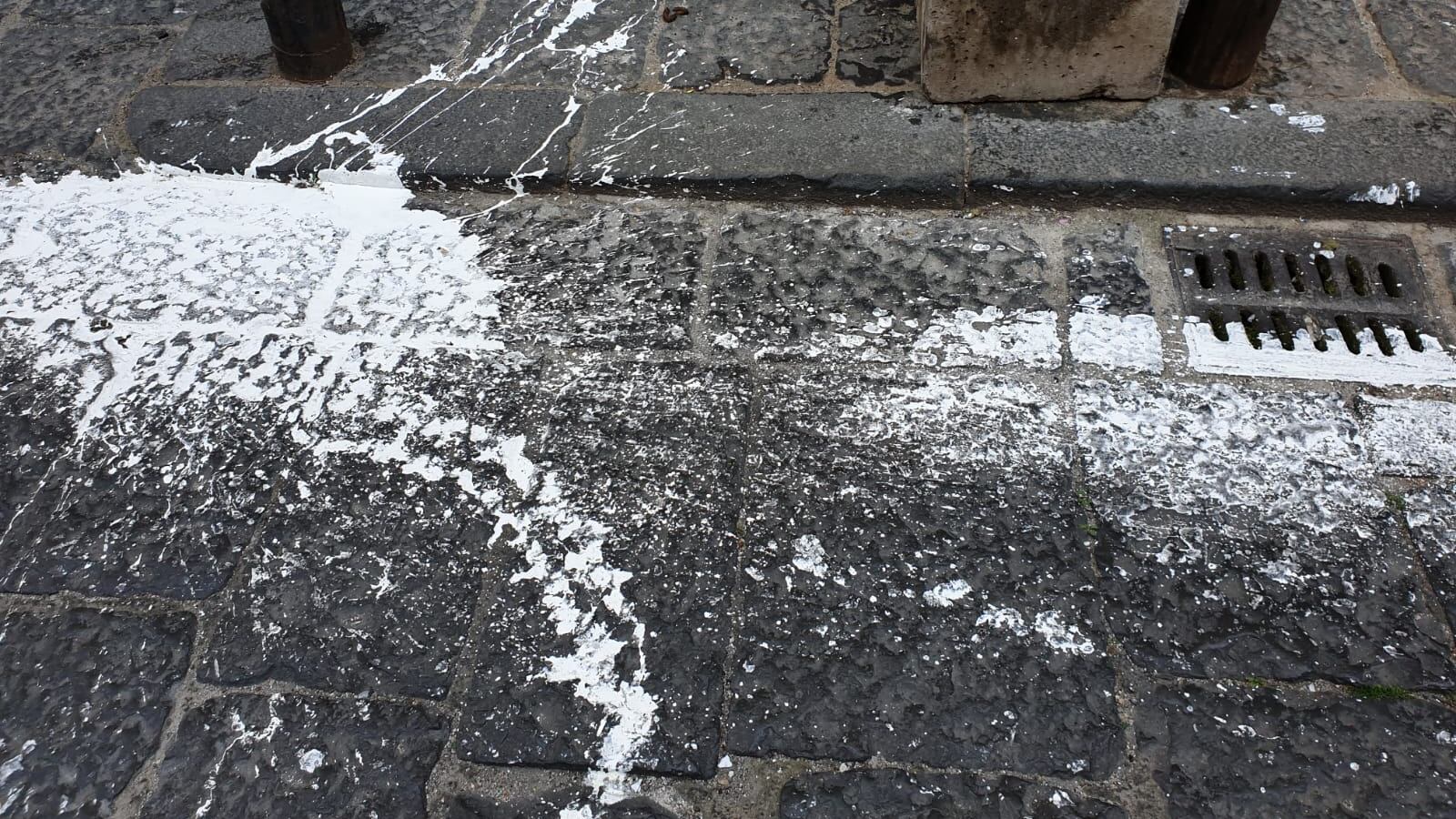 Sversamenti tossici nei tombini di Napoli, scatta l’allarme