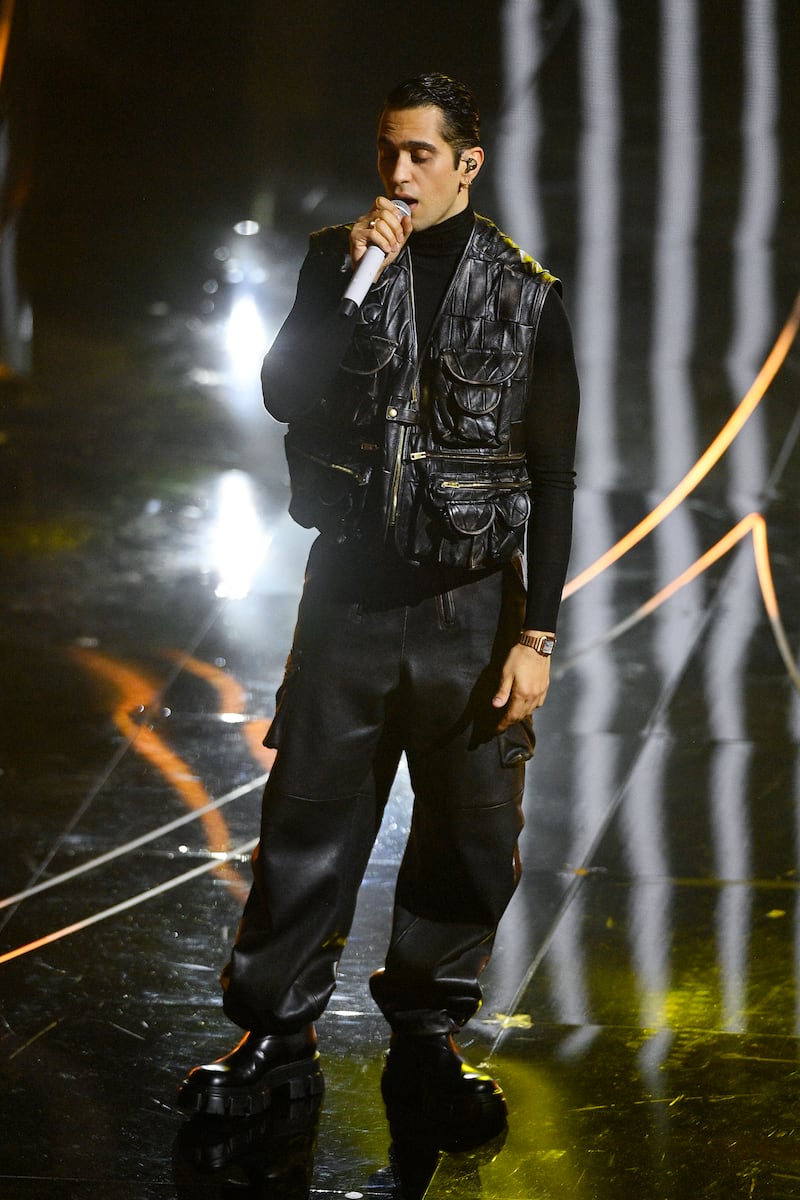 Sanremo 2024: ecco il look della prima serata del Festival di Mahmood 1