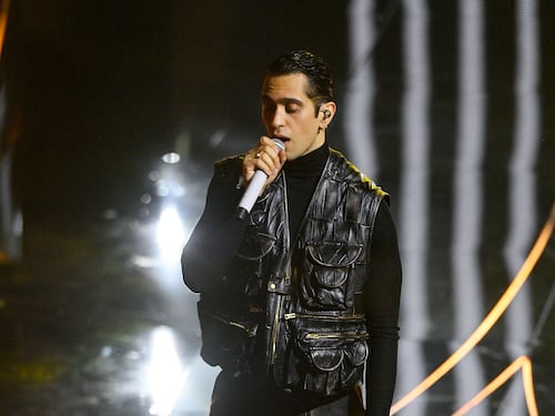 Sanremo 2024: ecco il look della prima serata del Festival di Mahmood