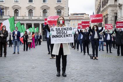 Flash mob della Meloni davanti Palazzo Chigi: "Vogliamo dare una mano" 3