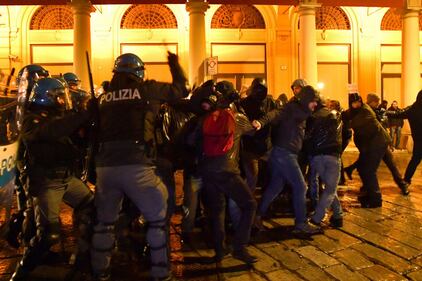 Bologna, scontri tra polizia e antagonisti 6