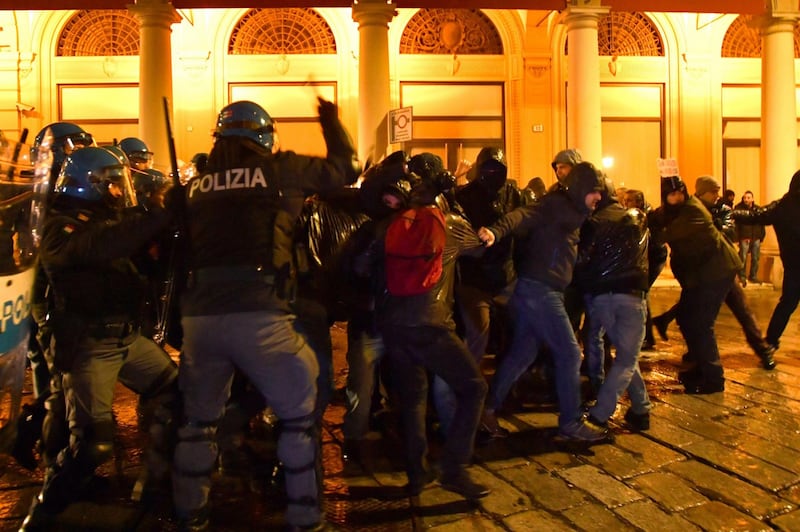 Bologna, scontri tra polizia e antagonisti 6