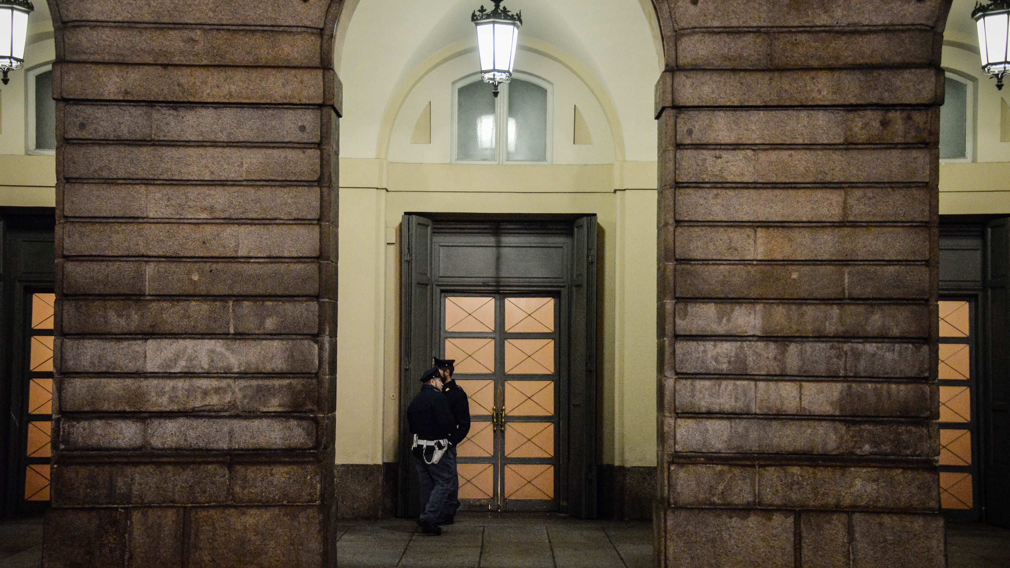 Agenti in smoking e metal detector Si va in scena in un teatro blindato