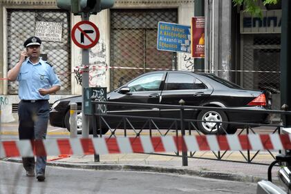 Una busta esplode nell'auto di Papademos 3