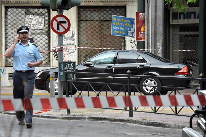 Una busta esplode nell'auto di Papademos 3