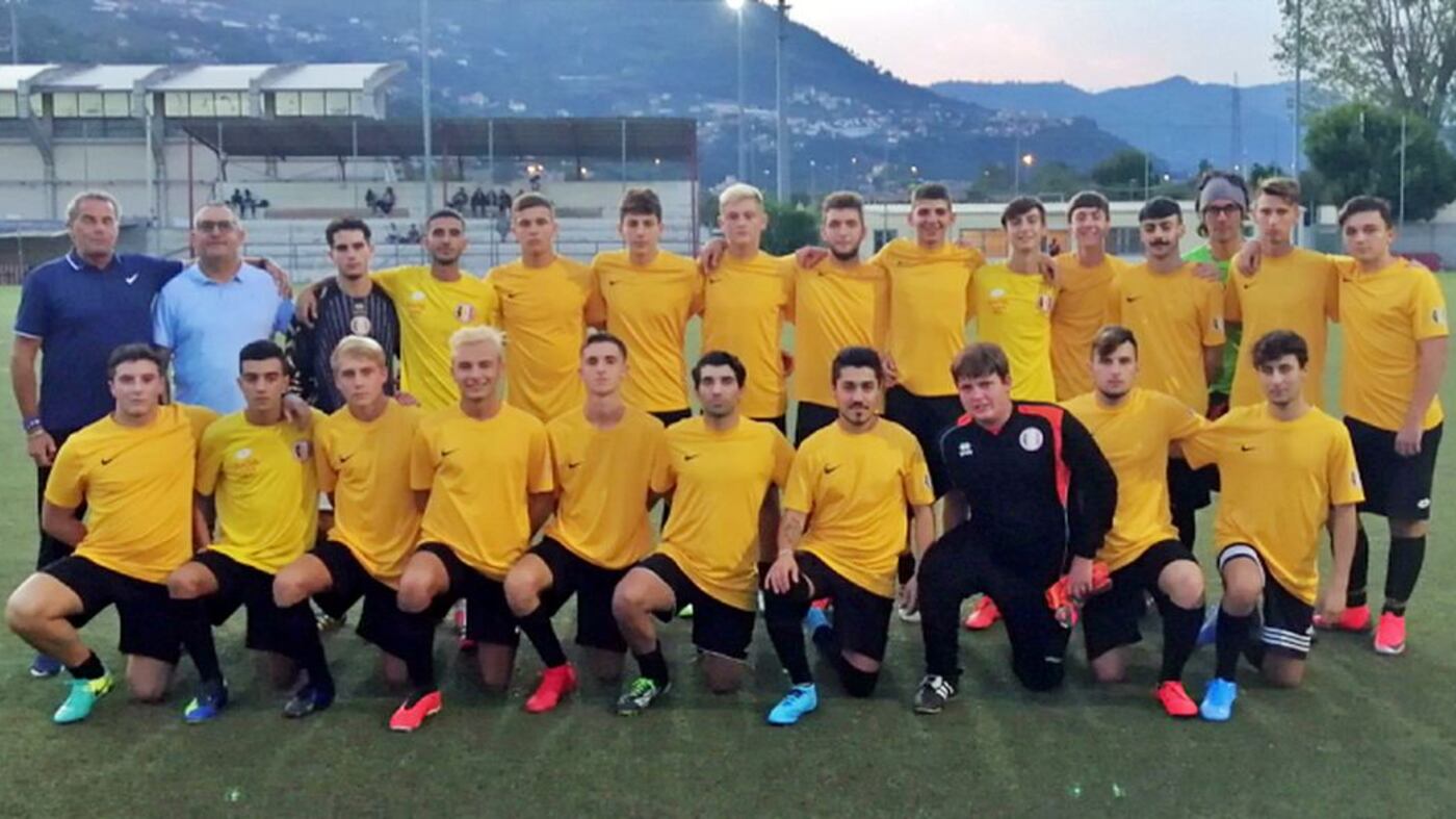 "Terroni di m... negri". Cori razzisti contro i calciatori avversari