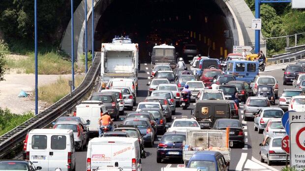 40 minuti per fare un chilometro: la Napoli caotica che fa infuriare gli automobilisti