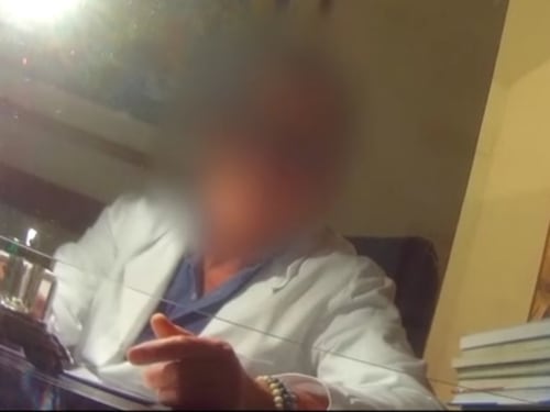 "Curo il cancro con il sesso". Smascherato ginecologo a "luci rosse"