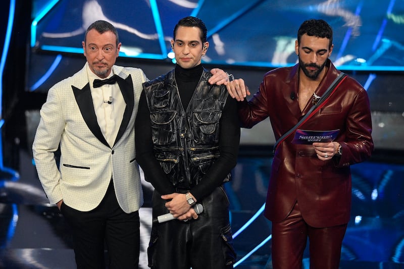 Sanremo 2024: ecco il look della prima serata del Festival di Mahmood 10