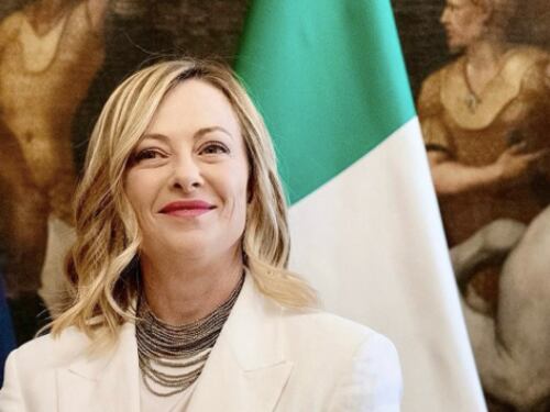 "Simbolo di una Nazione forte". Meloni celebra il Tricolore