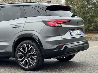Renault Austral full hybrid: si aggiorna con il restyling 2026, la gallery del SUV francese 11