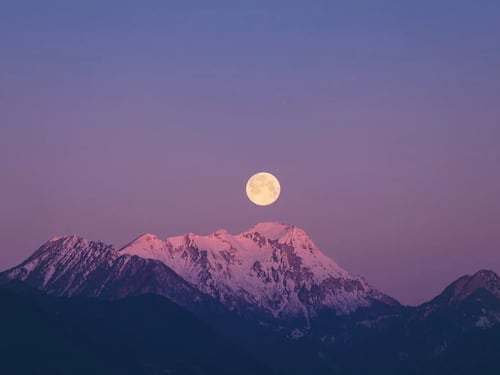 Il riflesso del nostro satellite: oggi è il giorno della "luna di neve"