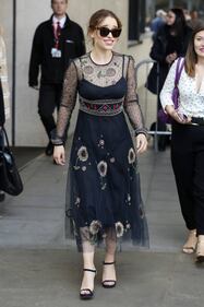 Da Game of Thrones alla Bbc: Emilia Clarke "pizzicata" negli studi tv 12