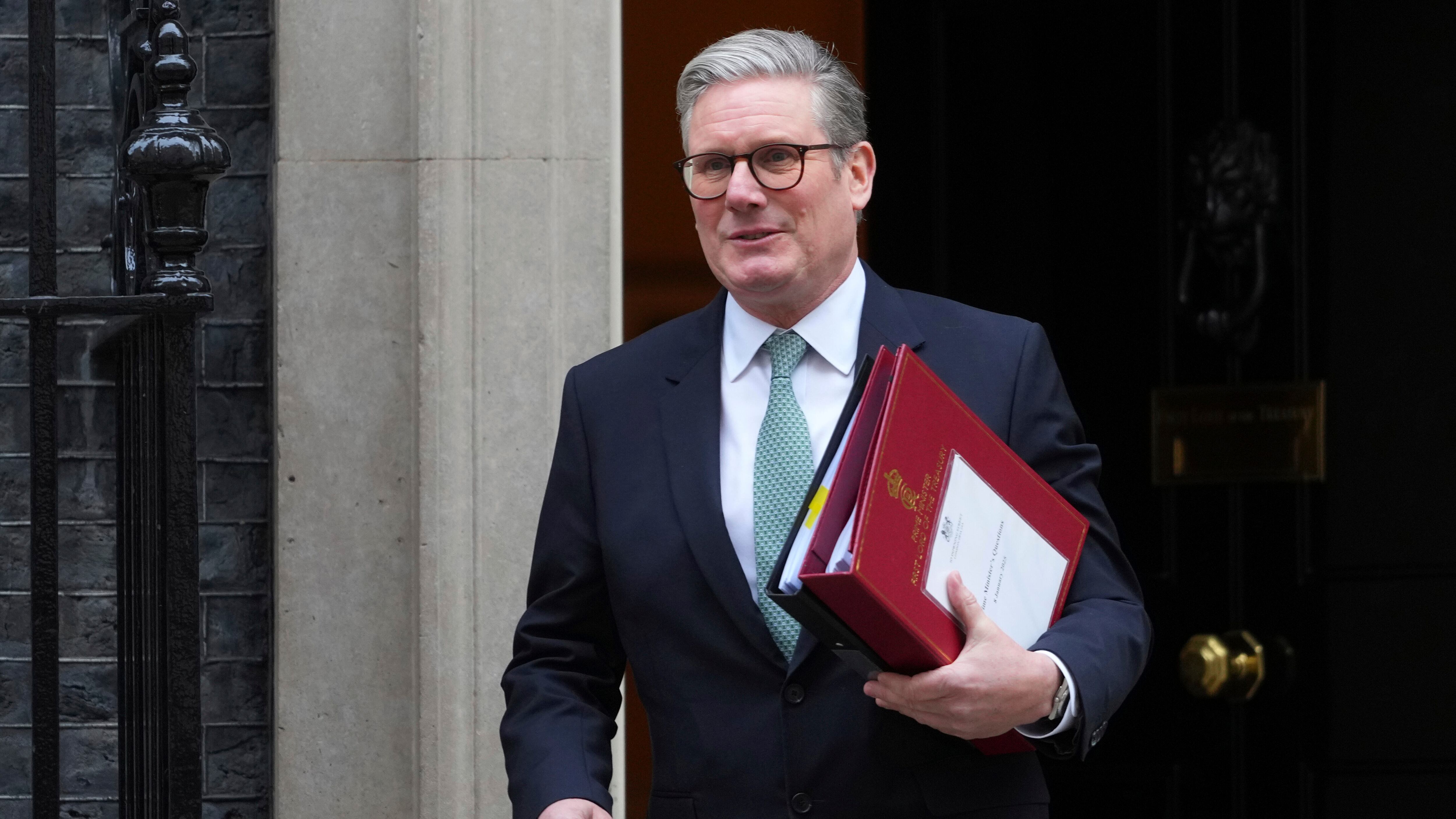 “Non lascio il Paese nel caos”. Starmer allontana le dimissioni nonostante il flop alle urne