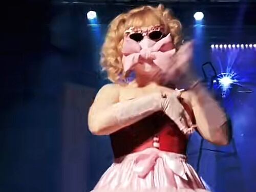 "Miss Keta portaci a put...". L'artista interrompe il concerto e minaccia