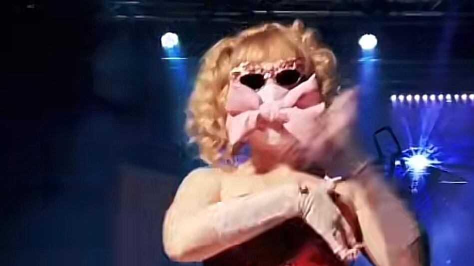 "Miss Keta portaci a put...". L'artista interrompe il concerto e minaccia