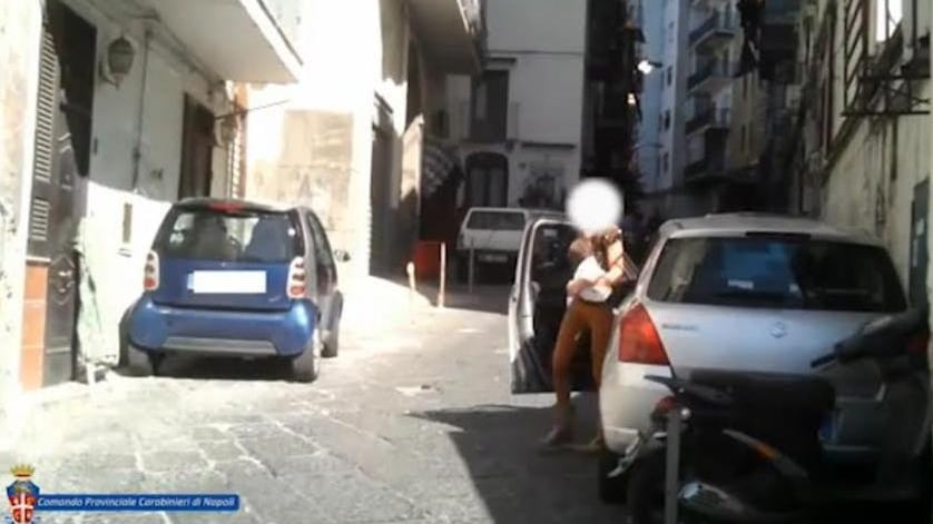 Napoli, ecco la finta cieca che parcheggia la sua auto