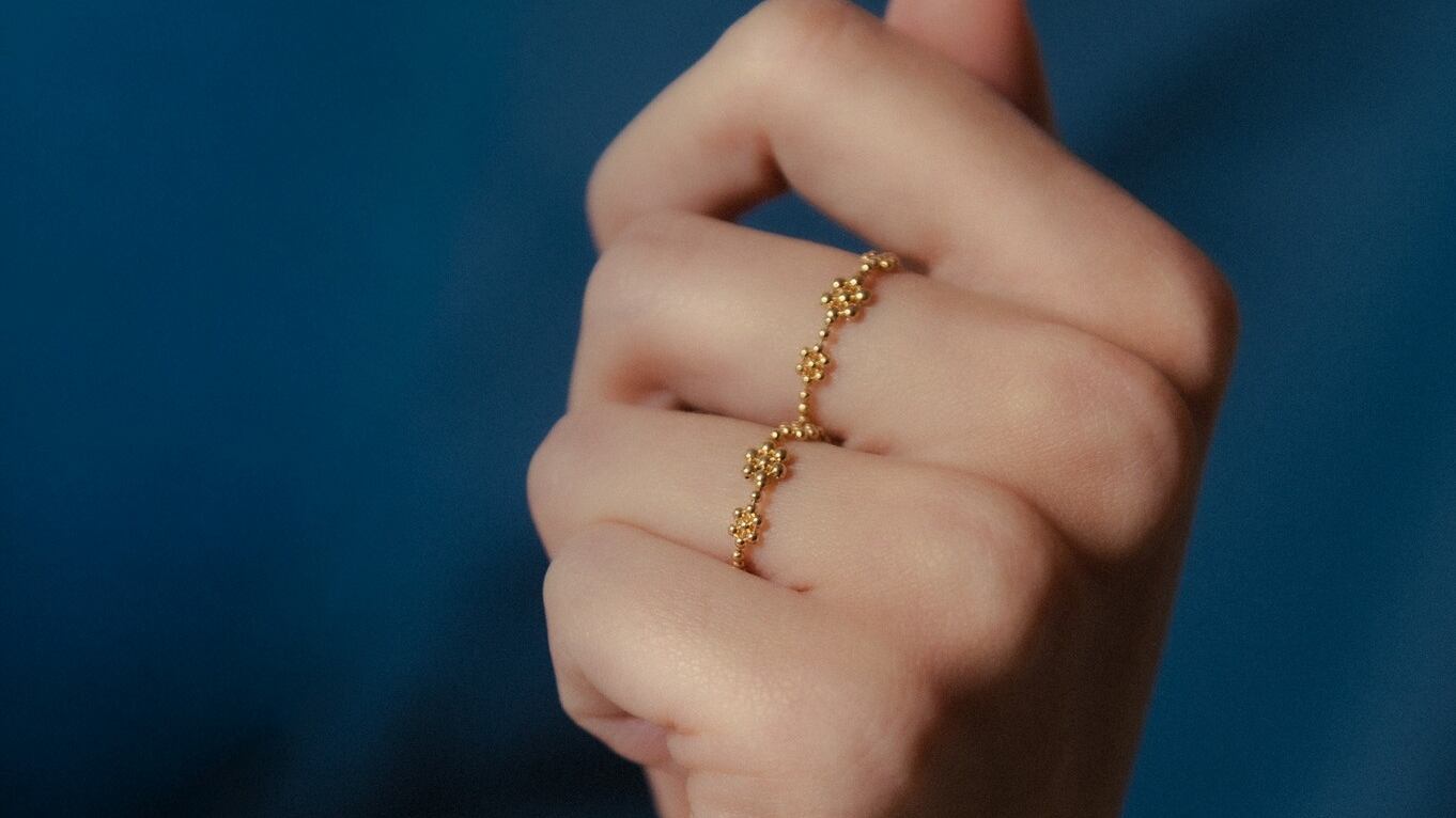 Il nuovo anello ora intreccia la poesia al dito