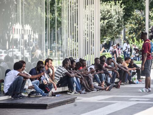 Migranti, Renzi fa la sceneggiata: "Dalla Ue niente fatti, noi soli"