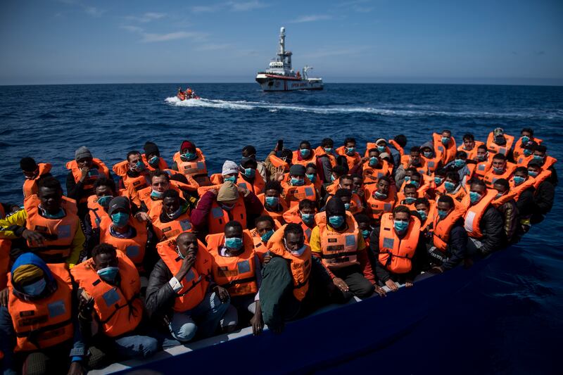 Mille migranti "invadono" l'Italia. Lega in pressing su Draghi