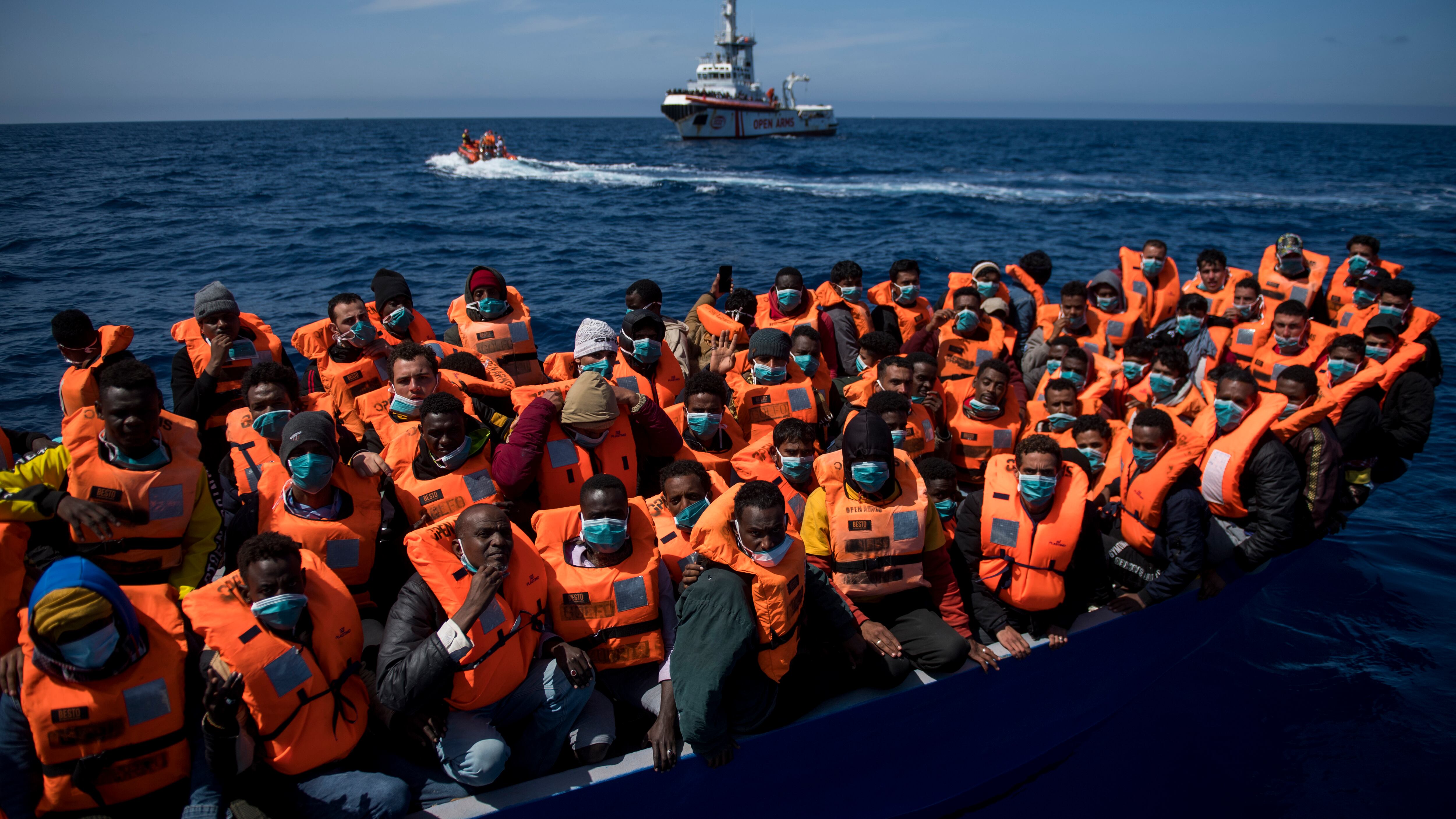 Mille migranti "invadono" l'Italia. Lega in pressing su Draghi