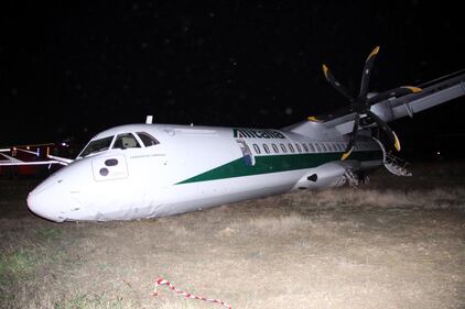 Fiumicino, aereo col carrello spezzato 9
