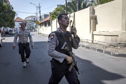 Indonesia, attacco alla polizia 8