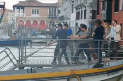 Venezia, cede il ponte: 12 vip in acqua 3
