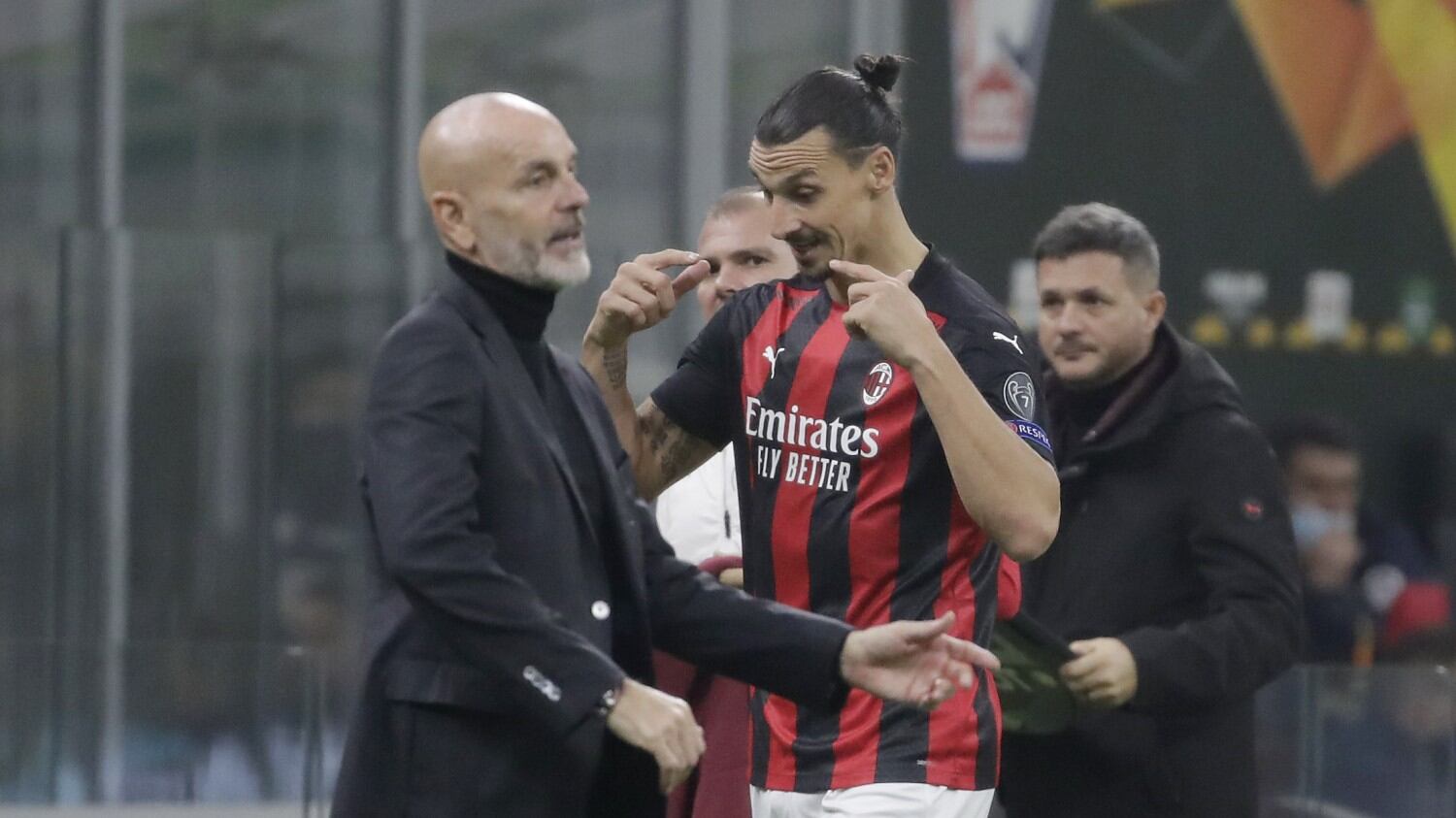 Il gesto misterioso di Ibrahimovic Cosa è successo a bordo campo