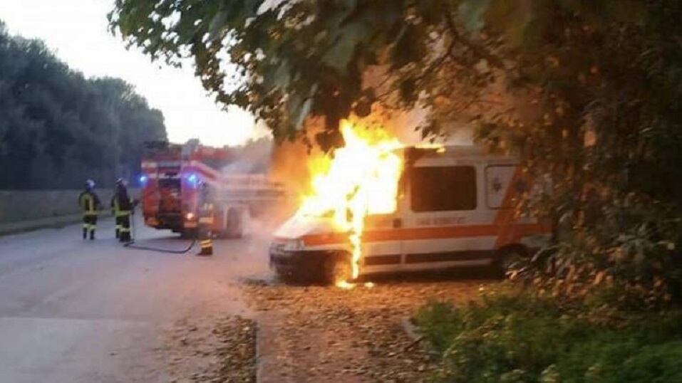 La guerra quotidiana ai medici: petardo distrugge l'ambulanza