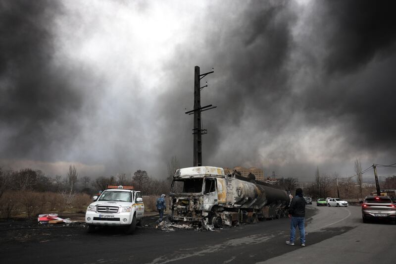 Cielo nero su Teheran dopo l'attacco alle strutture petrolifere 5