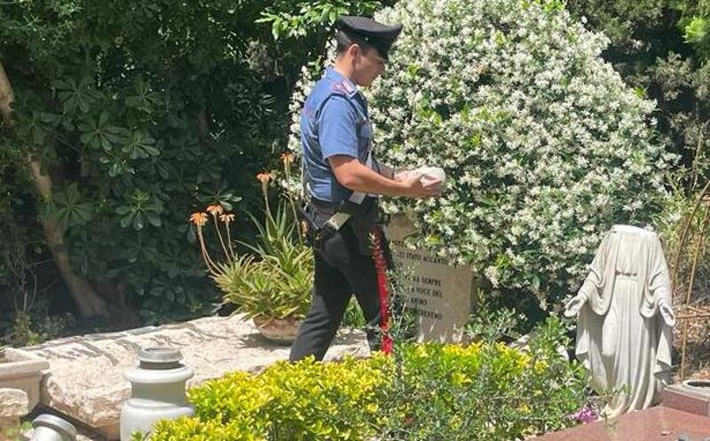 Tombe danneggiate al Verano (Roma), tunisino arrestato per la seconda volta: le immagini 4