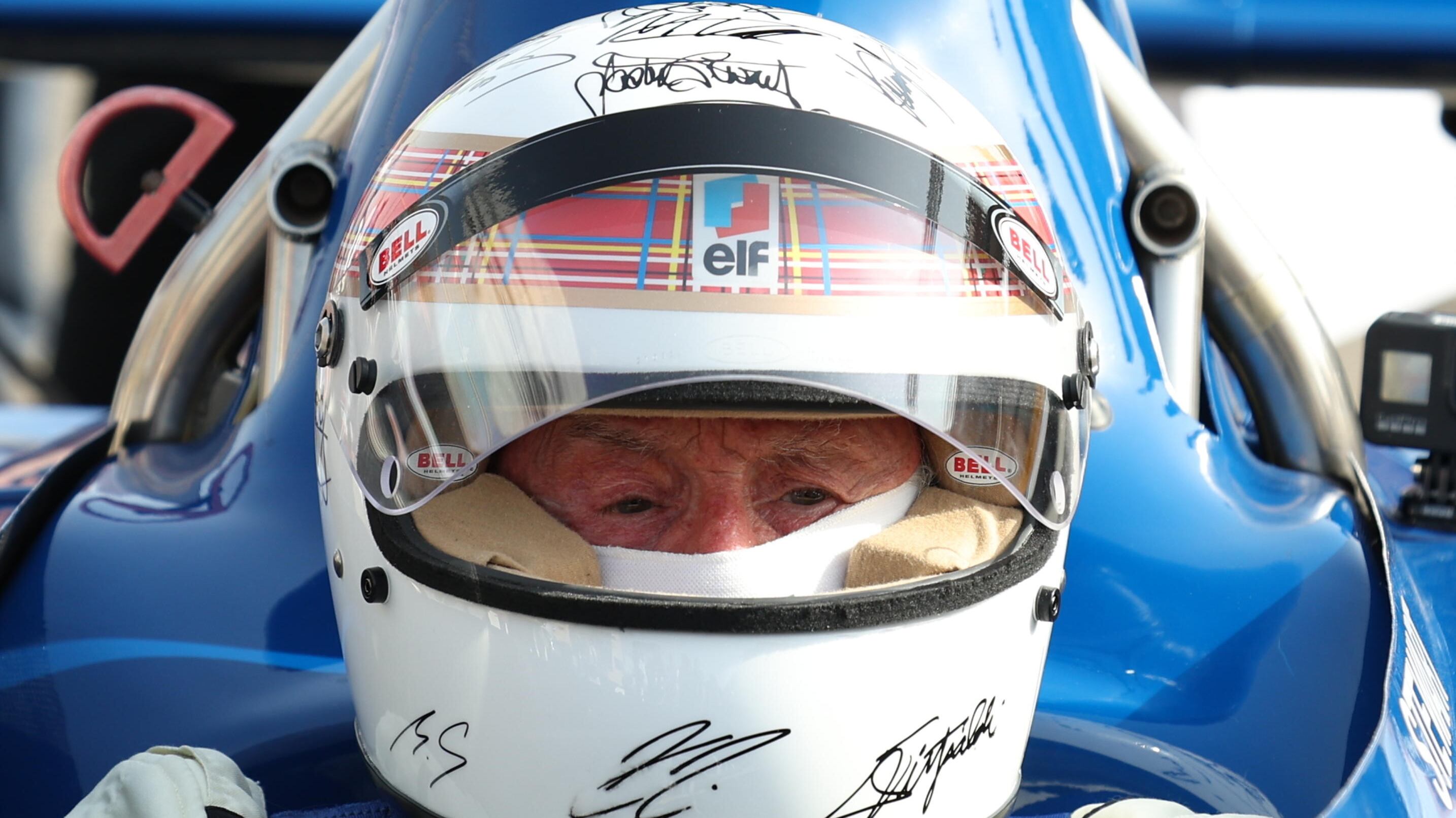 Primo segnale di vita vera: la firma di Schumi sul casco di Sir Jackie