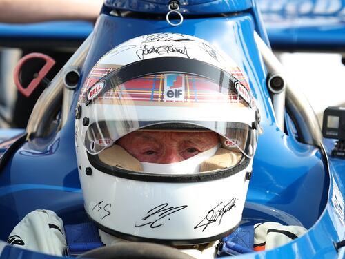 Primo segnale di vita vera: la firma di Schumi sul casco di Sir Jackie