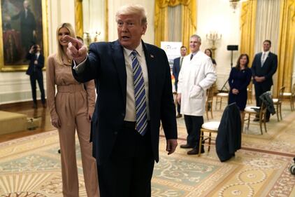 Emergenza Coronavirus, Donald Trump ad un evento per sostenere le piccole imprese 3