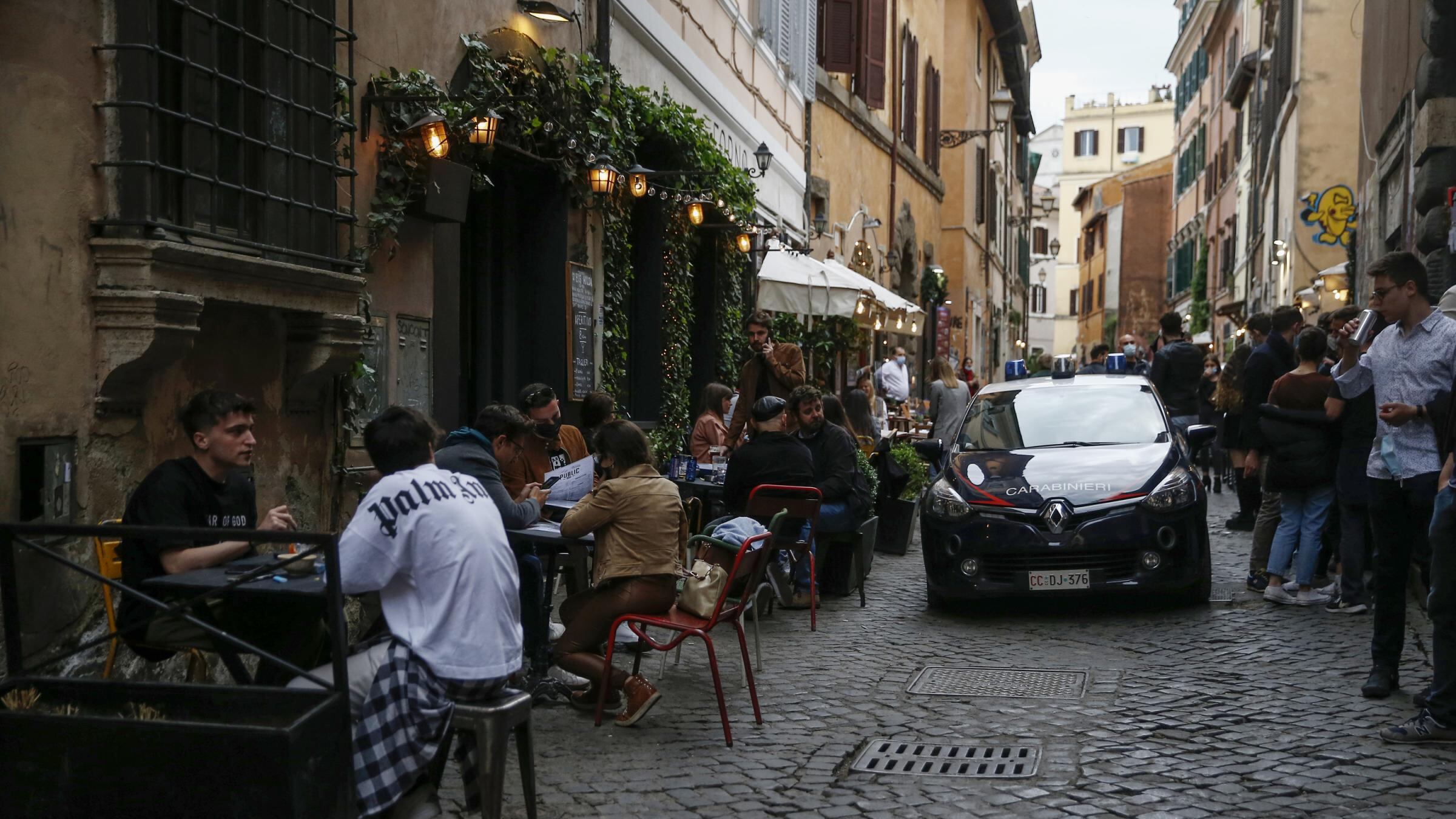 Movida, notte da incubo: tre feriti, vigili aggrediti