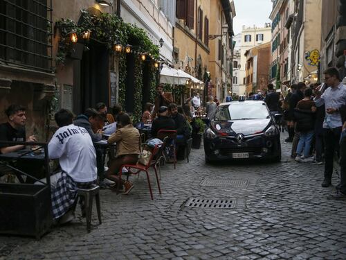 Movida, notte da incubo: tre feriti, vigili aggrediti