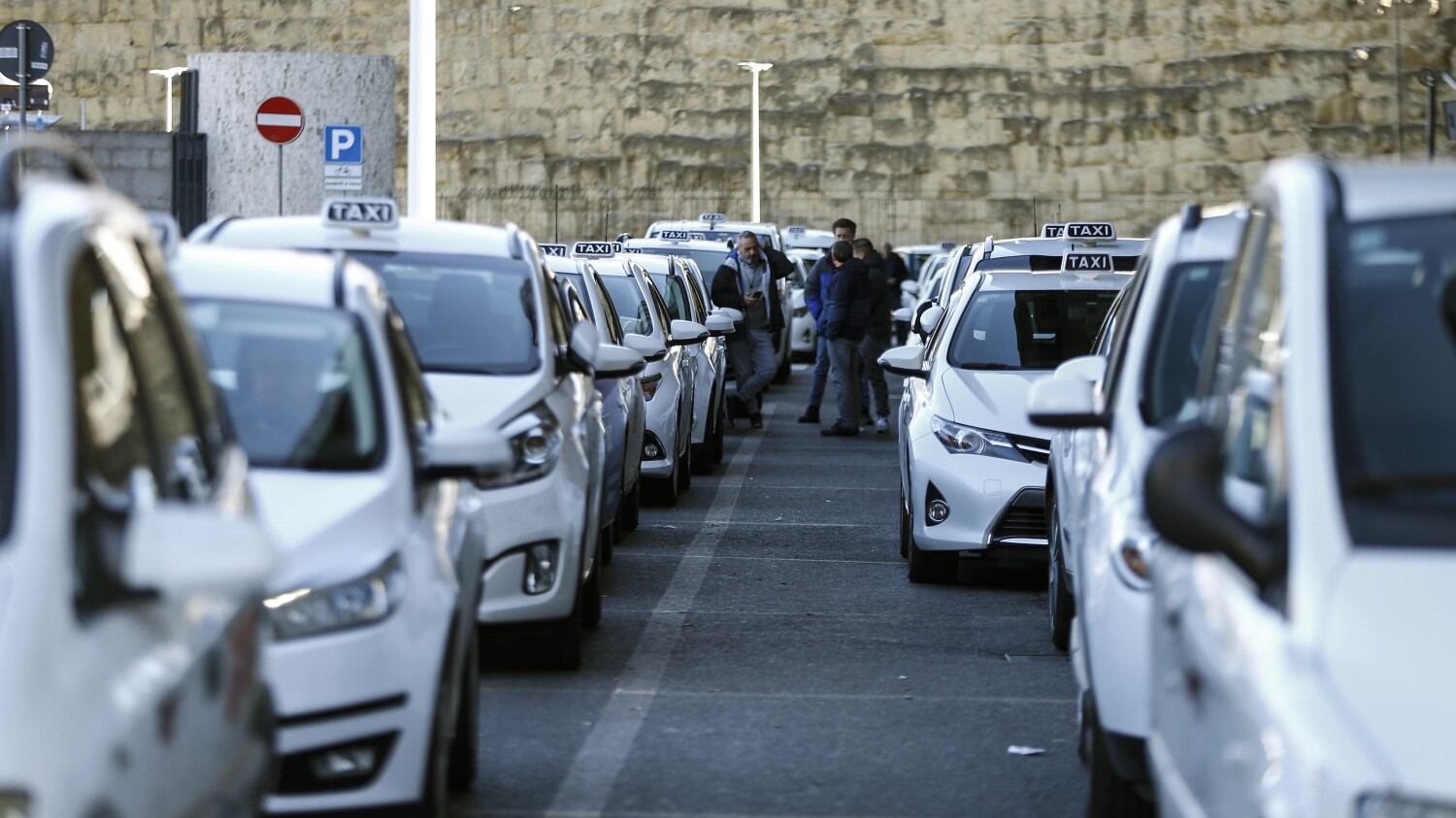 Il Comune fa test d'immunità agli autisti Atm. Taxi in rivolta: "Noi trattati come ambulanze"