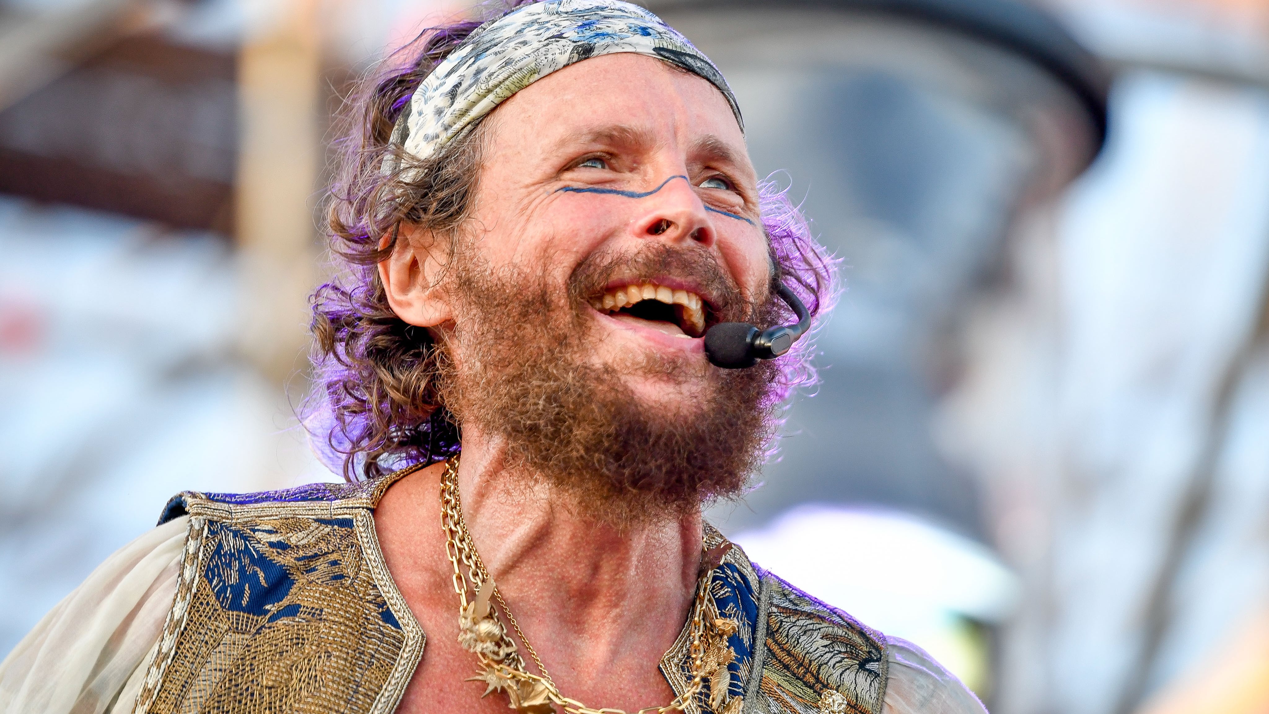 "Ora ho una gamba più lunga dell'altra". La confessione di Jovanotti dopo l'incidente