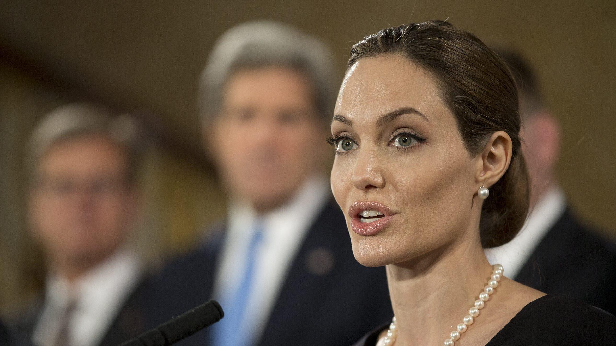 Doppia mastectomia per Angelina Jolie: "Rischiavo il cancro"