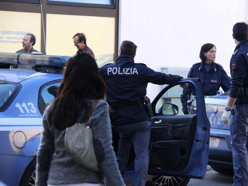 Agente accoltellato, folla contro i poliziotti per bloccare l'arresto dell'aggressore