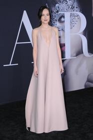Dakota Johnson senza reggiseno per "50 Sfumature di Nero" 32