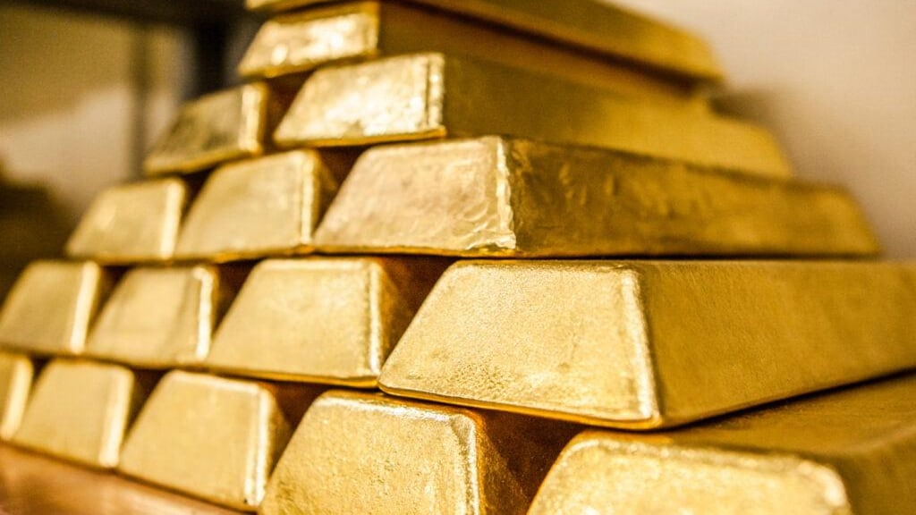 L'oro scende a 4.100 dollari oncia mentre il petrolio torna a correre