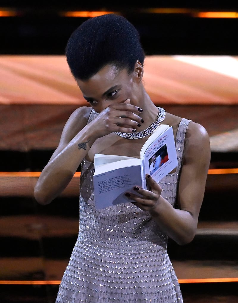 L'emozione di Lorena Cesarini sul palco dell'Ariston 8