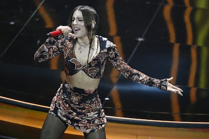 Sanremo 2024: ecco il look della terza serata del Festival di Angelina Mango 9