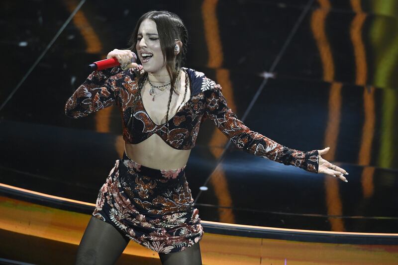 Sanremo 2024: ecco il look della terza serata del Festival di Angelina Mango 9
